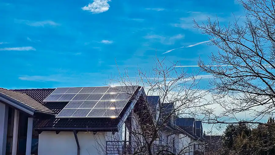 PV-Anlage auf einem Dach im Westerwald
